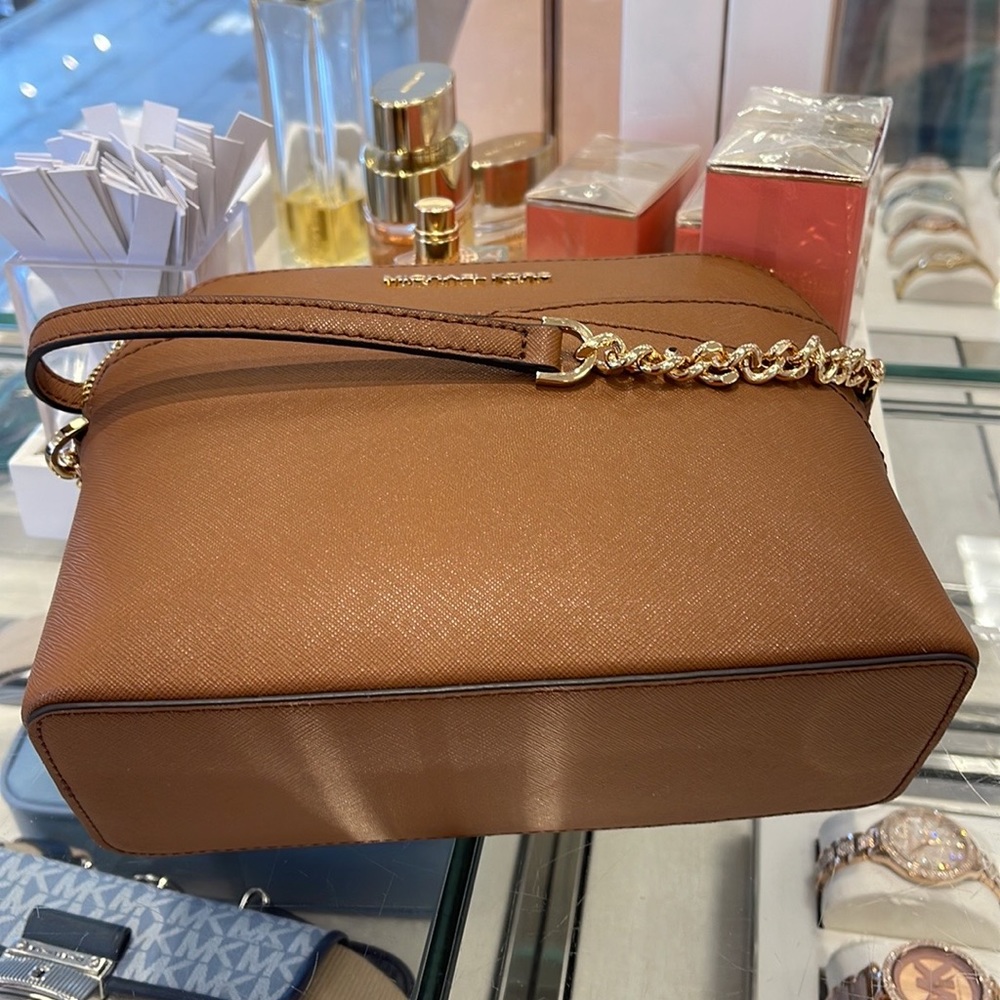 MICHAEL KORS
Jet Set Travel Medium Dome Crossbody Bag
Luggage 
NWT - Picture 12 of 16